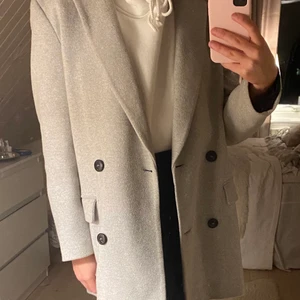 ZARA kappa - Grå kappa från Zara. Fint skick och inget sönder! 