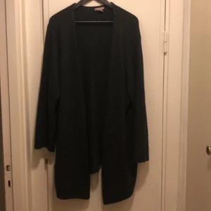 H&M kofta - Mörkgrå supermjuk kofta säljes.