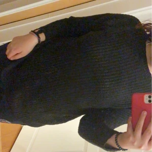  fin enkel stickad svart tröja ❤️ - Jag säljer denna underbara fina stickande tröjan som inte kommer till användning alls använt den en gång ❤️skriv om du är intresserad säljer den för 50+frakt men om du bor i Sthlm möter jag upp 