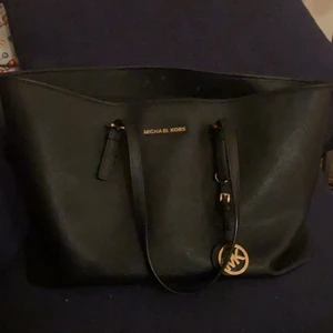 Säljer min jet set travel från Michael kors!  - Väskan är i ett fint skick trots att den varit med några år 