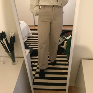 Manchesterbyxor i strl 36 - Beige Manchesterbyxor i strl 36. Raka/vida i modellen. Märke-Monki. Fickor fram. Mycket bra skick.