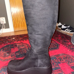 Platå stövlar - Säljer dessa skor från Lamoda då dom inte passar mig över vaderna :/. Skorna är veganska och passar storlek 39-40, och dom är extremt fina och det gör ont i mig att dom är för små över vaderna!