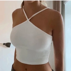 Zara linne - Säljer det populära vita halterneck linnet från zara i nytt skick med prislappen kvar. Linnet är slutsålt. Köpare står för frakt, 66kr spårbar eller 45kr ej spårbar 