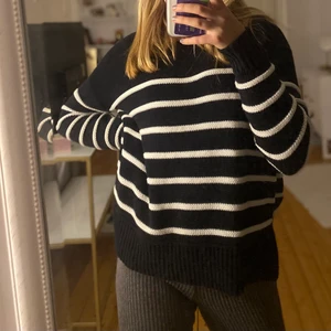 Stickad tröja - En så fin randig stickad tröja! Den är i superfint skick💕 den har små ”slitsar” på sidorna som en jätte fin detalj (skriv privat för bild)💕 vid stort intresse kan ni buda privat💕 bud:130kr           Köp dirket för 200, budgivningen går ut idag!!!