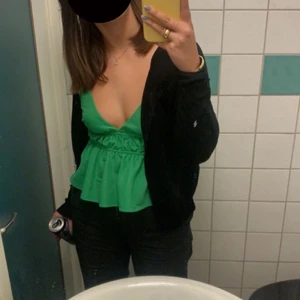 Grön topp zara - Säljer denna as snygga topp från zara som är slutsåld. Strl M men funkar för de som har S också. Passar till nästan allt. Vid flera intresserade så startar jag en budgivning. Det är mina egna bilder💚💚 BUDA PRIVAT💘💘 HÖGSTA BUDET LIGGER PÅ 310kr
