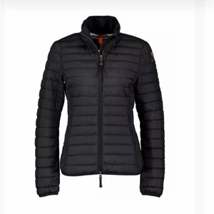 Parajumper jacka - Säljer min parajumper jacka i modellen Geena eftersom den är för stor för mig. Storlek M. Mitt pris 1500 men kan diskuteras vid snabb affär! Kontakta mig för fler bilder