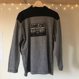 Levi’s tröja - Jättecool och retro oversized Levi’s-tröja. Passar alla storlekar! Tröjan är från sent 80-tal, men skicket är som nytt. Frakt tillkommer. 💗