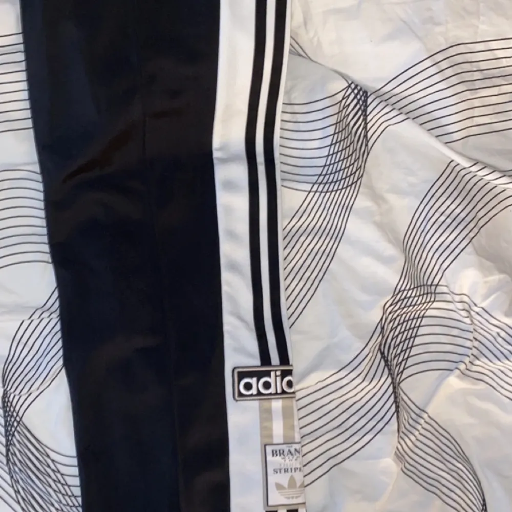 Adidas byxor med knappar på sidan storlek 38 aldrig använda. Jeans & Byxor.