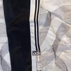 Adidas byxor med knappar på sidan storlek 38 aldrig använda