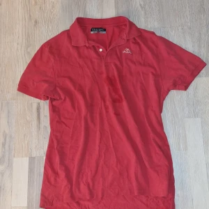 Pikétröja vintage - Pikétröja i röd färg (kund får betala frakt själv om det så önskas)