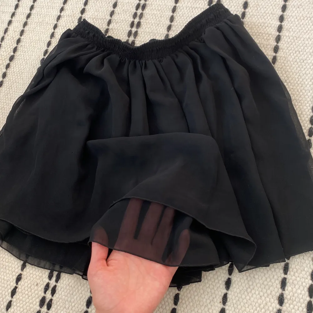 Svart kjol i chiffong från American Aparell. Kjolar.