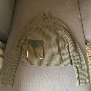 Zara polotröja grön  - En polotröja från zara som inte längre kommer till användning, den är i storlek S och modellen skulle jag säga är croppad. Den har en ficka under bysten. 