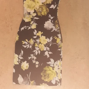 Supersöt klänning  - En jättefin klänning från Boohoo som aldrig kommer till användning. Passar en xs bäst då den är lite för tajt för mig som är en small. Den är använd 2 gånger, i superbra skick & formar kroppen så oerhört fint👌😍Tror jag köpte den för 300-400kr och säljer den för 50kr plus frakt. Går att välja spårbart eller som vanligt brev 24kr. Skriv gärna vid funderingar eller intresse🥰 Mvh Carro 