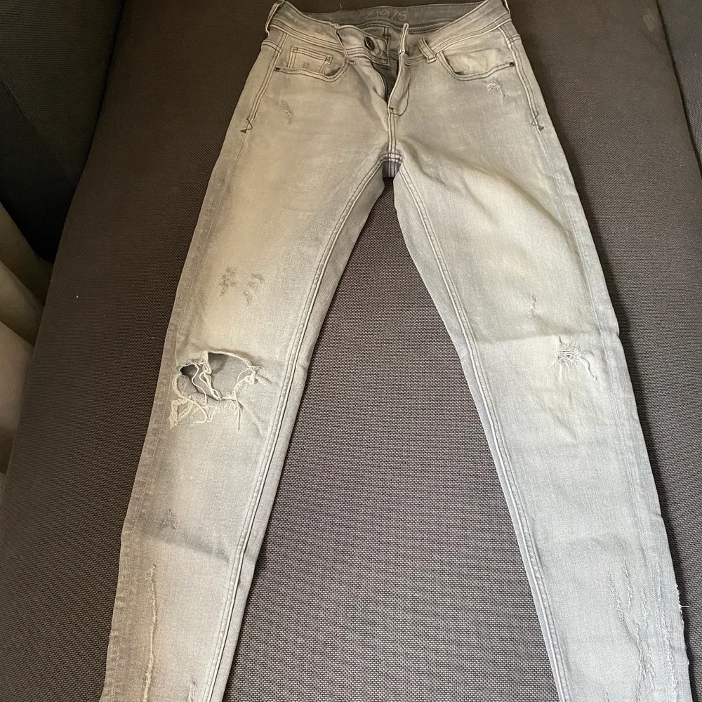 Ljusgrå zara jeans som inte längre kommer till användning! Jeansen är i ett bra skick och är i storlek 34 och är lite korta på mig som är 167 . Jeans & Byxor.