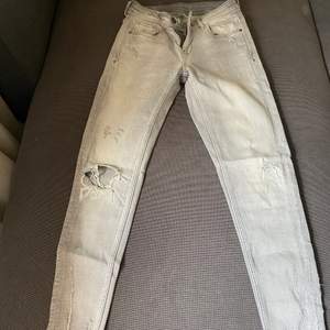Ljusgrå zara jeans som inte längre kommer till användning! Jeansen är i ett bra skick och är i storlek 34 och är lite korta på mig som är 167 