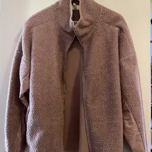Puderrosa fleece jacka från H&M. Fickor med dragkedja. Storlek XL. 