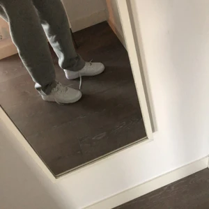 Säljer ett par air force 1 st 42  - Har använt skorna 2 gånger och vill sälja för att dom är för små så 10/10 skick 