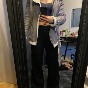 Grå varm höst jacka - Säljer en grå jacka, jag köpte den på röda korset förra året. Jag har använt den fåtal gånger. Den är ganska stor så tjock tröja får plats under. 