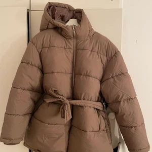 Vinterjacka från Nelly - Helt ny vinterjacka från Nelly med prislappar kvar i storlek 44. Fin, ljusbrun färg. Slutsåld på hemsidan Nypris 799kr 