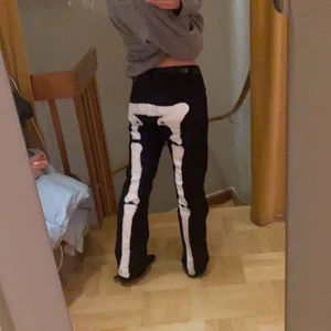 skelett jeans  - säljer mina as coola skelett byxor som jag har målat själv! byxorna är köpta secondhand 