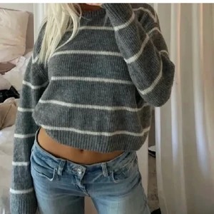 Stickad tröja - Jättesöt tröja, köpt för ca 2 år sen säljer pga för liten nu (lånad bild)💕