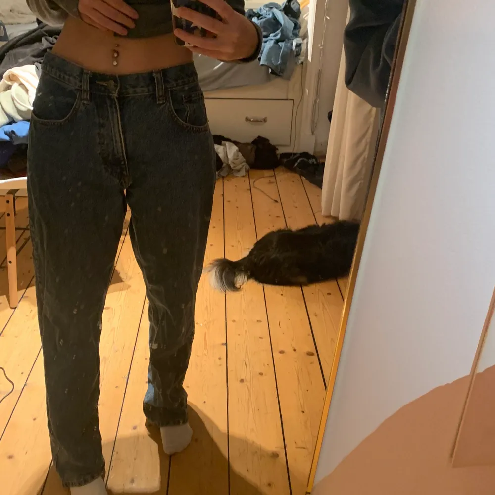 Säljer dessa lågmidjade jeans då jag tycker att dom är för stora på mig🥰 köpte dom här på Plick och skulle säga att det är storlek M och jag är vanligtvist S🥰 säljer för 130kr+frakt(66kr)🥰 är 162 ish för referens. Jeans & Byxor.