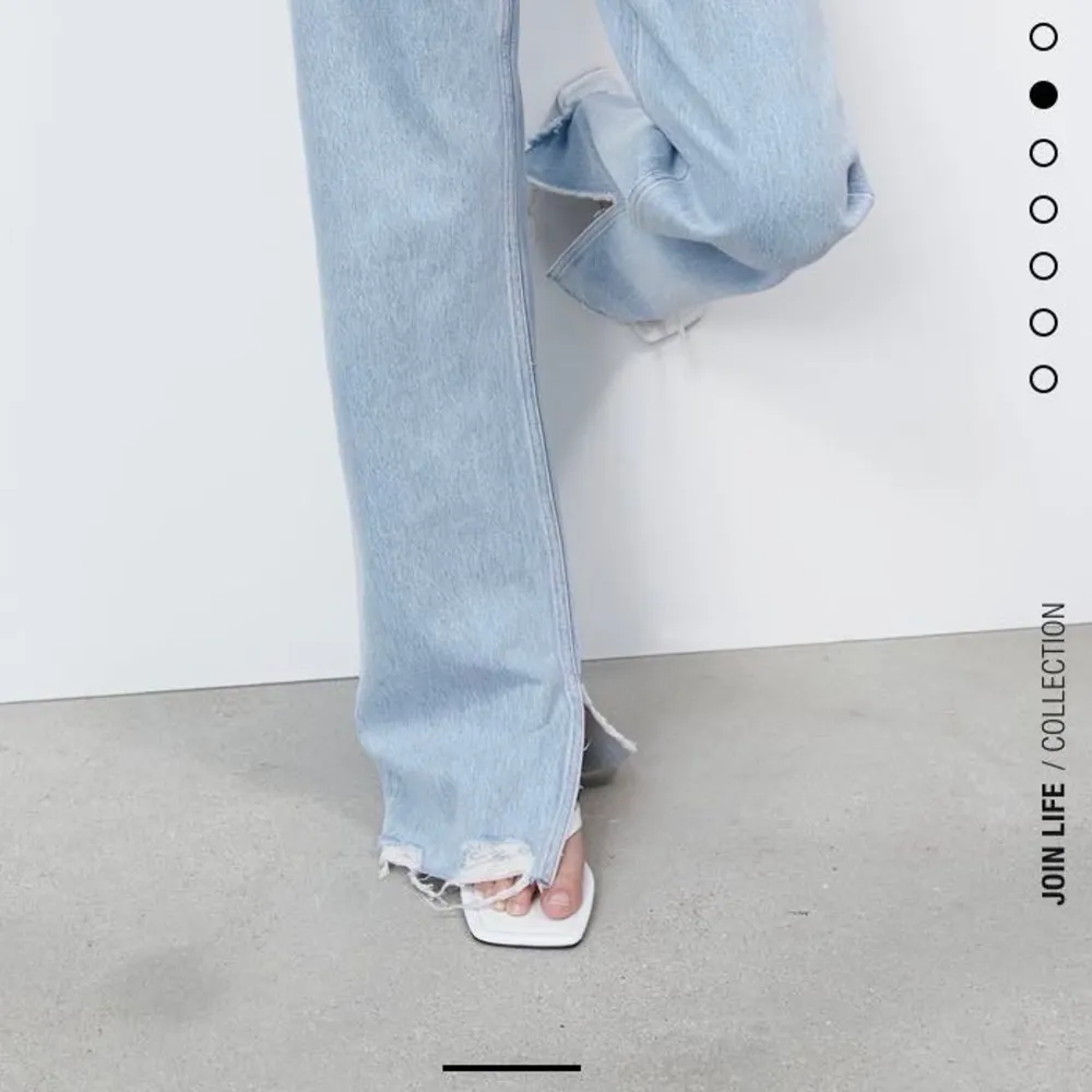 Säljer dessa fina jeans från zara med en slit längst ner! Superfint skick och slutsålda på hemsidan! . Jeans & Byxor.