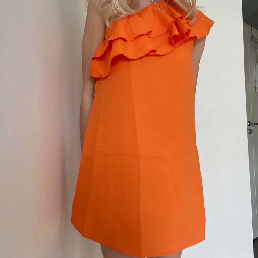 Superfin orange klänning med en volang. I storlek S. Lånade bilder från nathalietillgren 🤍 . Klänningar.