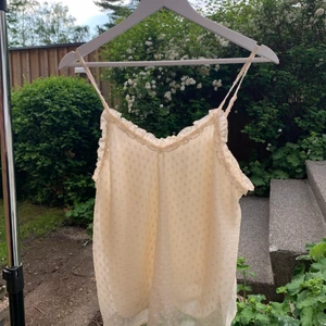 Creme linne  - Detta gulliga linnet har tyvärr nästan aldrig används av mig. Linnet är från bik bok och är i en créme-vit färg. Linnet har två lager varav det undre är lite silkes aktigt. Denna toppen är perfekt inför sommaren.