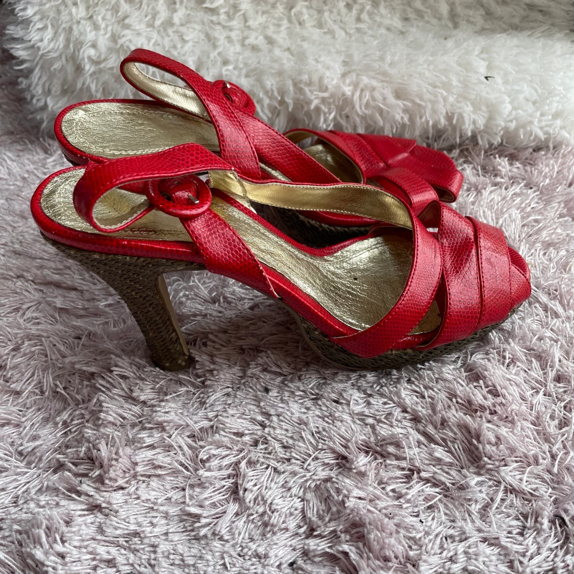 Röda oanvända Klackskor storlek 39