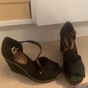 Tommy Hilfiger Wedges - Säljer wedges från Hilfiger i storek 36. Använda några fåtal gånger.