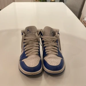 Jordan 1 mod Kentucky blue - Köptes i vintras men kom inte till så mycket användning. syns inte att dom är använda förutom att dom är lite creasade. 