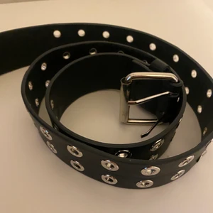 Bälte - Bälte med hål från Ginatricot⚡️Väldigt snyggt och passar till många outfits, 30kr+frakt (26kr)