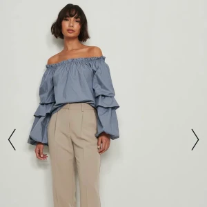 Blå off shoulder topp - Säljer min blåa oanvända off shoulder topp från NAKD pga att ja skulle egentligen retunera den men tiden gick ut så säljer den här ist. :)  150 + frakt 