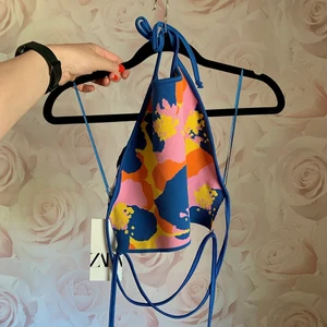 Topp mulifärgad - ZARA - En topp ifrån ZARA som jag aldrig använt. Öppen trygg och ganska tjockt tyg, de går bra att inte ha BH under. 