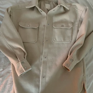 Jacka - Oversized jacka från hm! Jättefin och aldrig annvänd. Storlek S men jag skulle säga att den är mer i storlek M få den är väldigt oversized. Bra skick och kvalite. Den är beige i färgen 