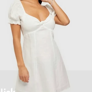 Vit klänning - Studentklänning, oanvänd, slutsåld