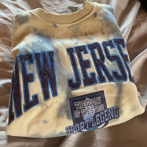 Sweatshirt  - Sweatshirt med vintage print, super fin men kommer ej till användning hos mig, använd fåtalet gånger. Den är i stl M men jag skulle säga att den passar SX och S också💕