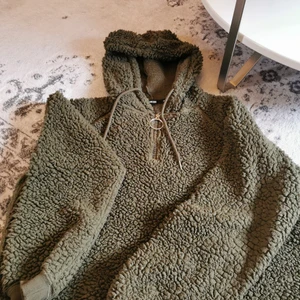Mysig hoodie  - Mysig hoddie i begagnat skick köot frpn bikbok 