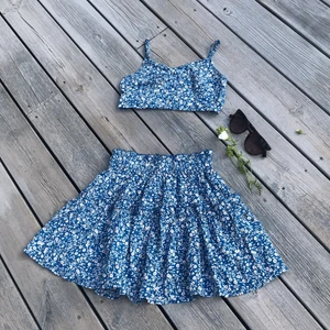 shein storlek xs - ett blått sätt med kjol och en topp med Blomigt mönster 