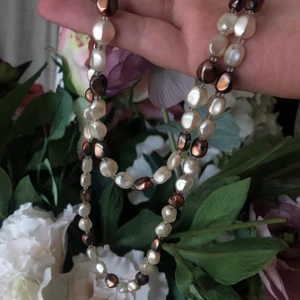 Pärlhalsband  - Jättefint halsband i vitt och brunt! Vet inte om det är äkta pärlor eller om det är glas. Köparen står för frakten🕺🏼🪐🧜🏼‍♀️