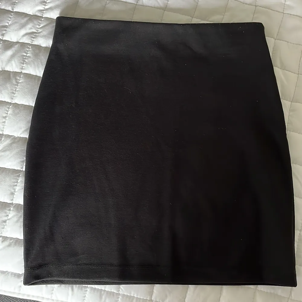 En stilren svart tajt kjol. Från Cubus, köpt för ett par år sedan. Väldigt sparsamt använd. Skicka för fler bilder.. Kjolar.