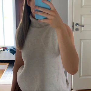 Linne - Ett superfint linne med en stickad polokrage ifrån zara. Aldrig använd då jag inte tycker att den passar mig. Linnet är i storlek medium. 🌟 köparen står för frakt