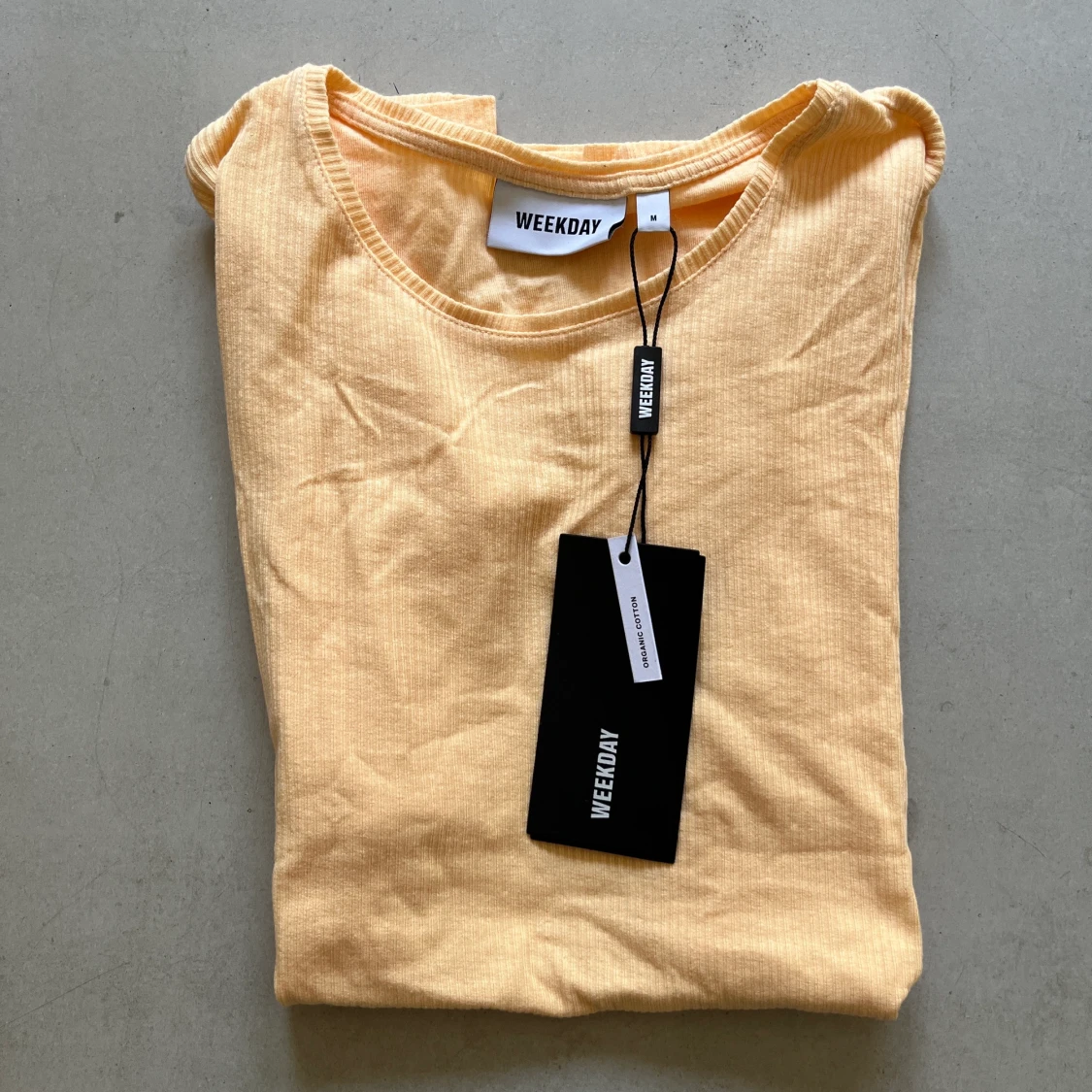 T-shirt från Weekday, storlek M - 90