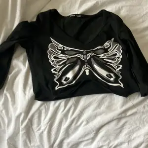 En svart långärmad tröja med en fjäril på💕 använder inte den längre😝 möts helst upp