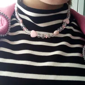 Jättefint egengjort hello kitty halsband i nyskick. Säljer då det inte är min stil längre <3 