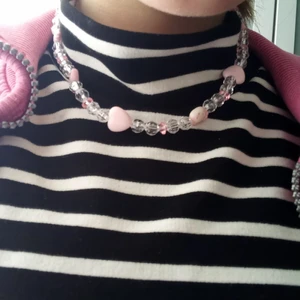 Hello kitty halsband - Jättefint egengjort hello kitty halsband i nyskick. Säljer då det inte är min stil längre <3 
