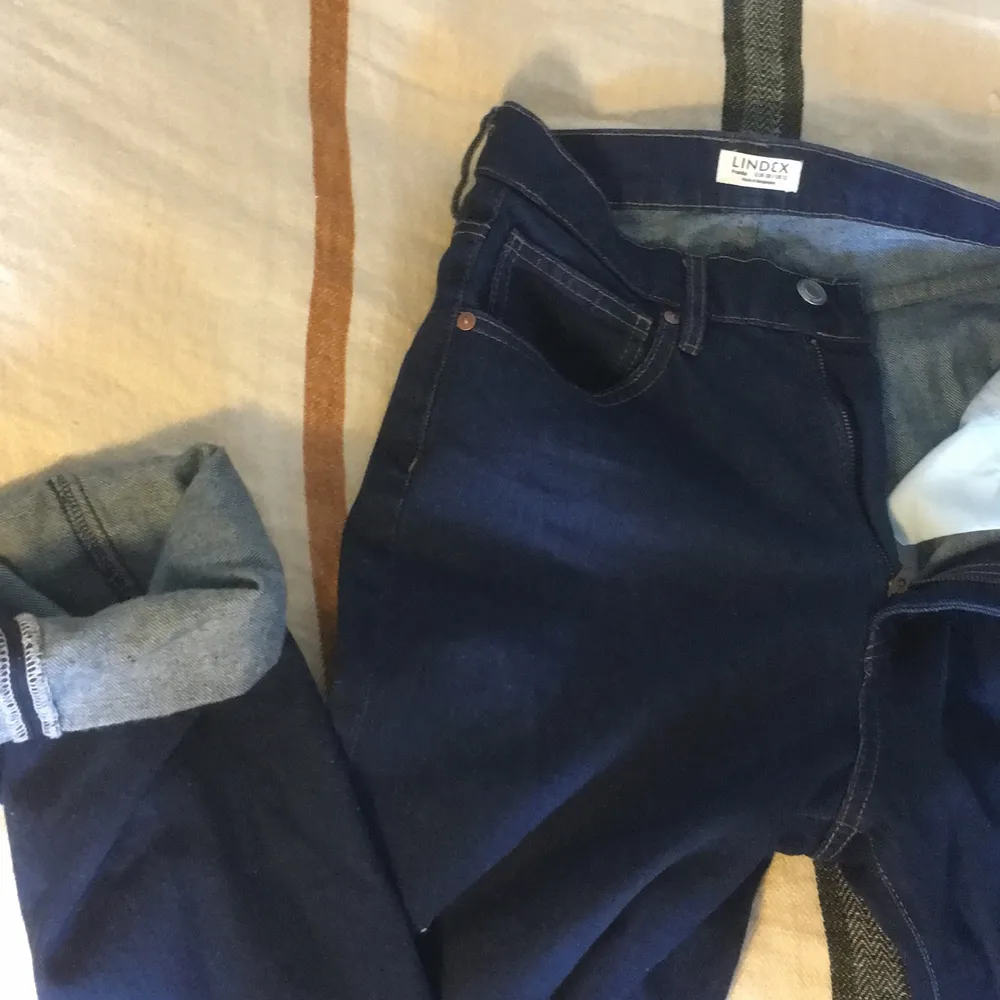 Säljer dessa superfina mörkblåa jeansen i storlek 36. (Sitter lite pösigt/oversized) de är så bekväma och lätta att matcha!! 😊💕💕. Jeans & Byxor.
