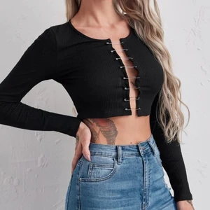 Snygg topp - Jätte snygg magtröja med säkerhetsnålar som håller ihop den, tyvärr får jag inte så mycket användning för den :)