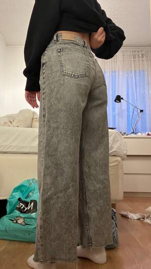 Straight jeans, cropped, high rise. Köpte för 299 kr men säljer de för 100 kr.